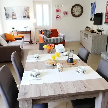 Apartment Dreams Apt, Pool, With Private Garden, Near